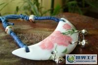 景德鎮(zhèn)陶瓷飾品 古典月牙粉彩大花項(xiàng)鏈的工藝與市場(chǎng)供應(yīng)