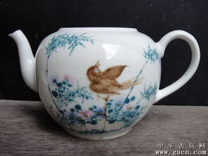 釉下青花繪雅韻 探秘景德鎮(zhèn)花卉瓷壺之美