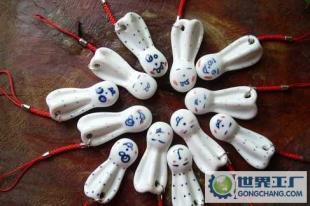 景德鎮陶瓷飾品 可愛長耳朵兔子手機鏈掛件，指尖上的玲瓏藝術